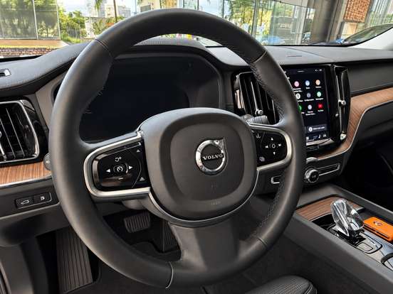 VOLVO-XC60-2023