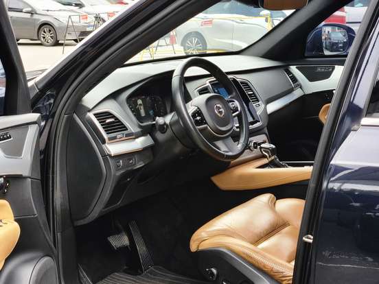 VOLVO-XC90-2018