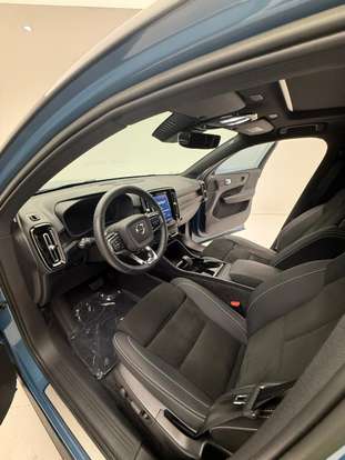 VOLVO-XC40-2022