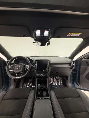 VOLVO-XC40-2022