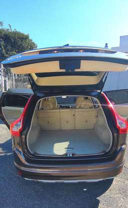VOLVO-XC60-2017