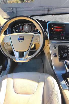 VOLVO-XC60-2017