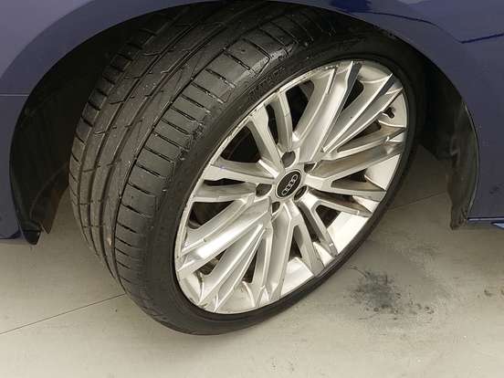 AUDI-A4-2022