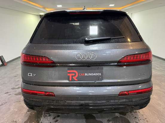 AUDI-Q7-2023