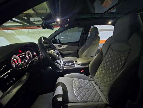 AUDI-Q7-2021