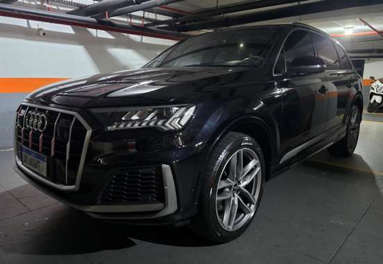 AUDI-Q7-2021