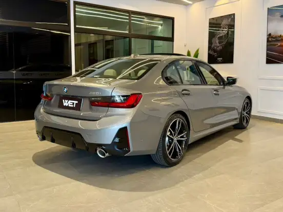 BMW-320i-2023