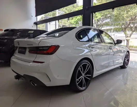 BMW-320i-2021