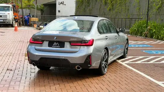 BMW-320i-2023
