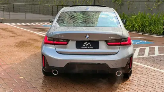 BMW-320i-2023