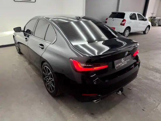 BMW-320i-2023