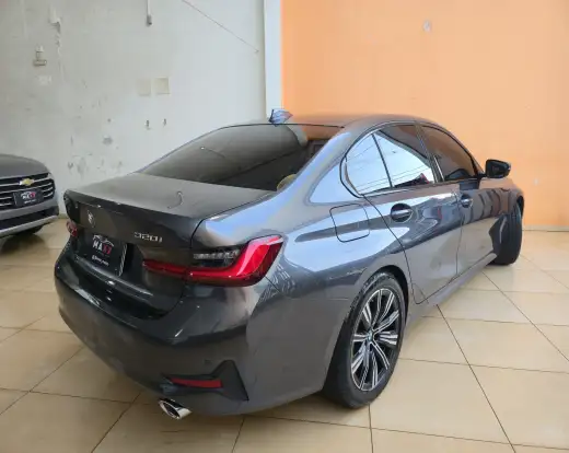 BMW-320i-2020