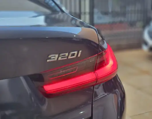 BMW-320i-2020