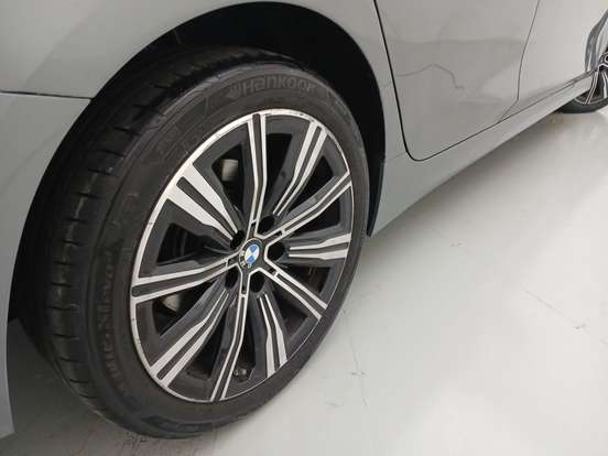 BMW-320i-2023