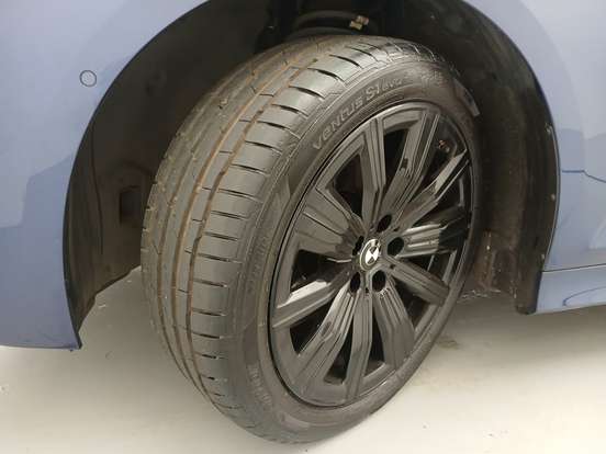BMW-320i-2023