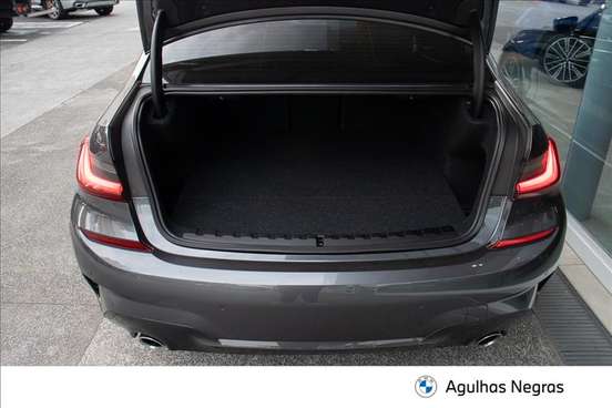 BMW-320i-2021