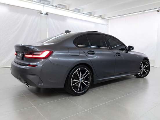 BMW-320i-2021