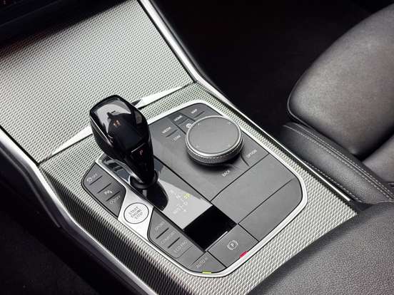 BMW-320i-2021