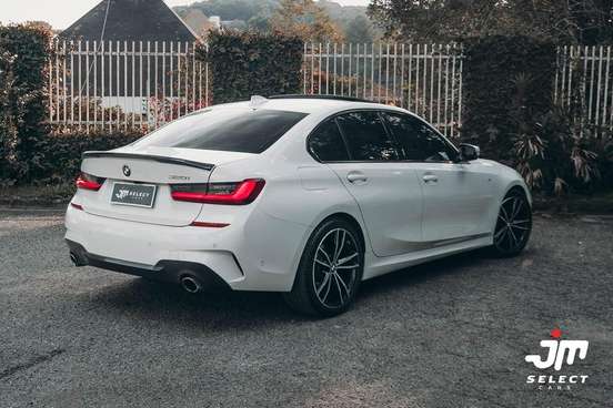BMW-320i-2022