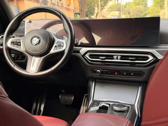 BMW-320i-2023