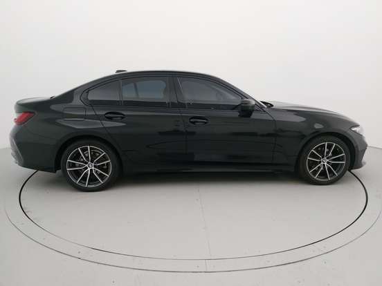 BMW-320i-2023