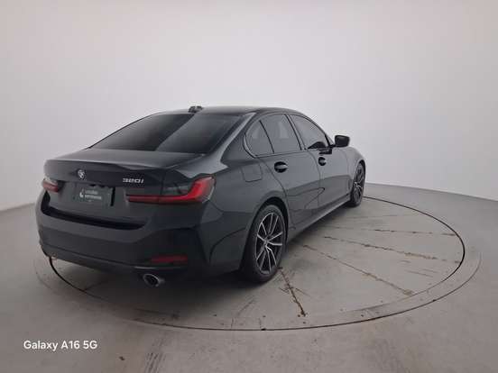 BMW-320i-2023