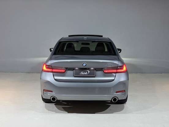 BMW-320i-2022
