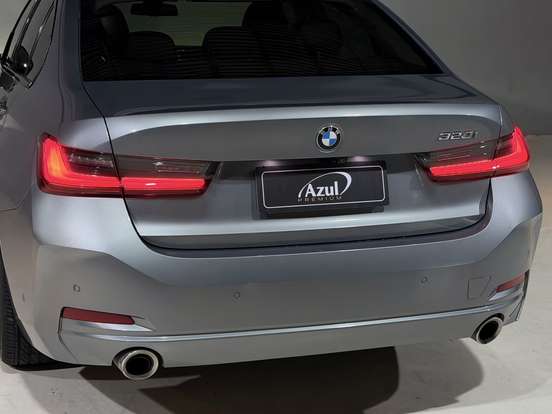 BMW-320i-2022