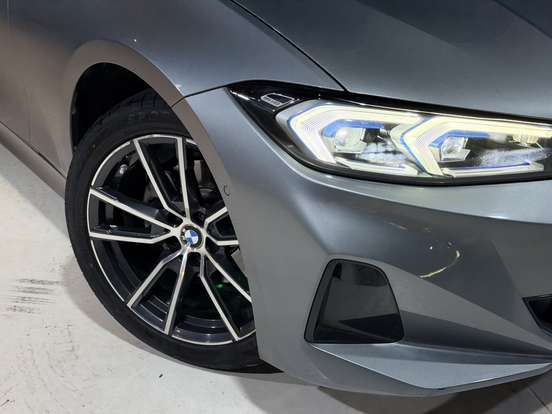 BMW-320i-2022