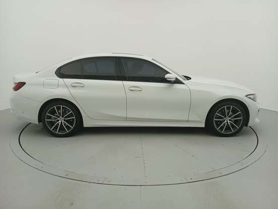 BMW-320i-2022
