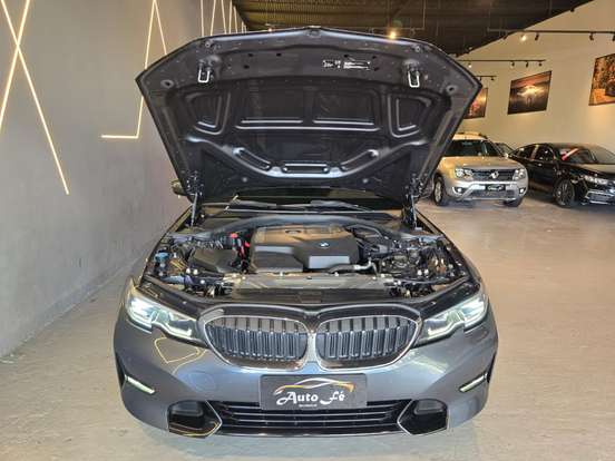 BMW-320i-2022