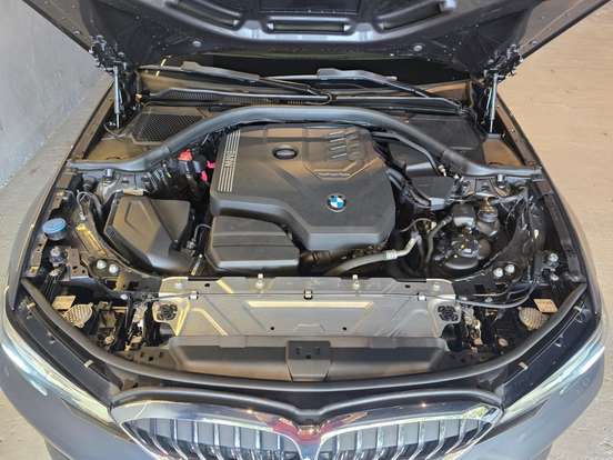 BMW-320i-2022