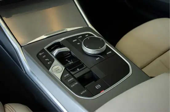 BMW-330e-2025