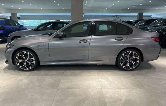 BMW-330e-2026