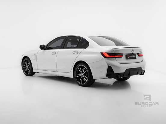 BMW-330e-2024