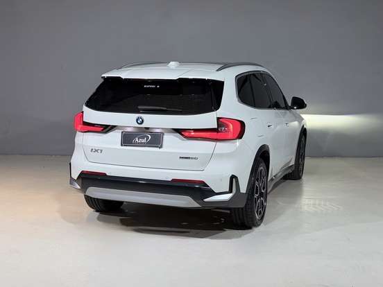 BMW-iX1-2024