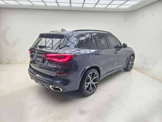 BMW-X5-2021