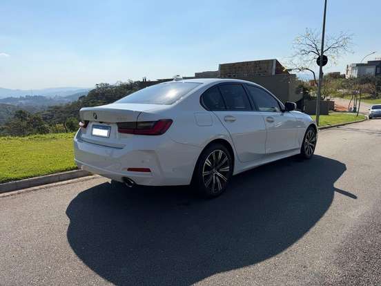 BMW-320i-2022