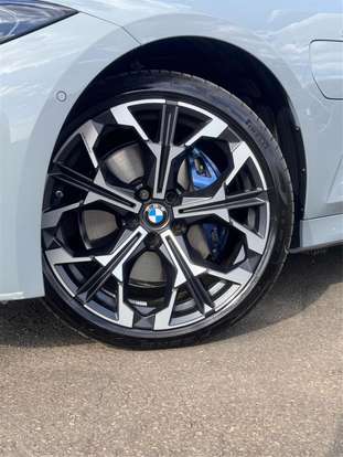BMW-330e-2025