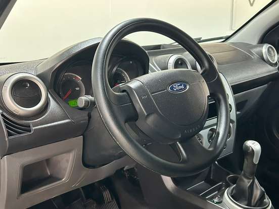 FORD-FIESTA-1.0 ROCAM SE PLUS HATCH 8V FLEX 4P MANUAL FORD-FIESTA-2014
