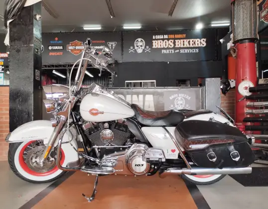 HARLEY-DAVIDSON ROAD KING CLASSIC 