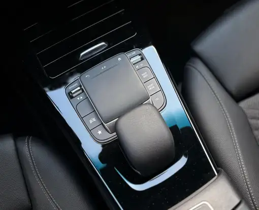 MERCEDES-BENZ-A 200-2020