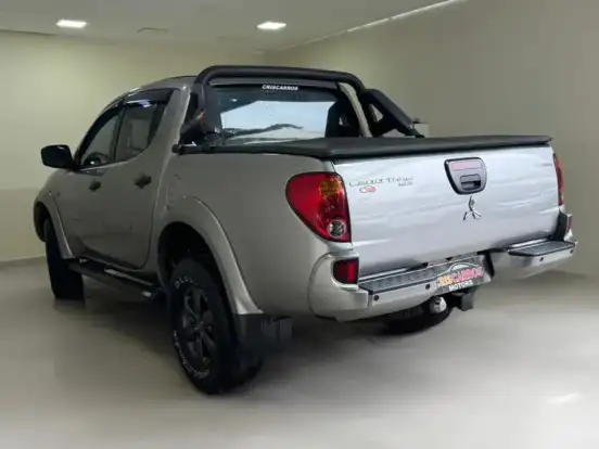 MITSUBISHI-L200 TRITON-2.4 HLS 4X2 CD 16V FLEX 4P MANUAL MITSUBISHI-L200 TRITON-2013