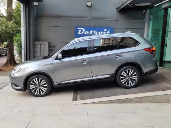 MITSUBISHI-OUTLANDER-2020
