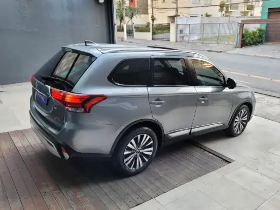 MITSUBISHI-OUTLANDER-2020