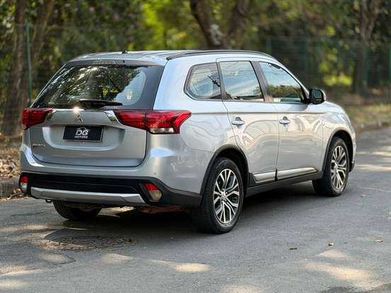 MITSUBISHI-OUTLANDER-2.0 16V GASOLINA 4P AUTOMÁTICO MITSUBISHI-OUTLANDER-2015