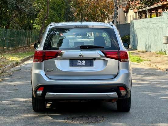 MITSUBISHI-OUTLANDER-2.0 16V GASOLINA 4P AUTOMÁTICO MITSUBISHI-OUTLANDER-2015