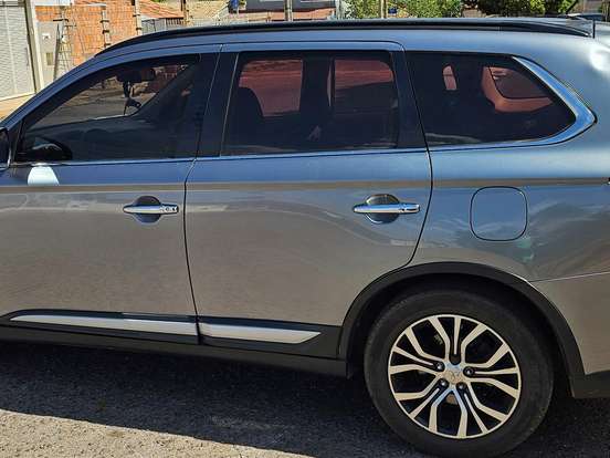 MITSUBISHI-OUTLANDER-3.0 GT 4X4 V6 24V GASOLINA 4P AUTOMÁTICO MITSUBISHI-OUTLANDER-2015