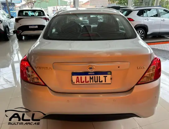 NISSAN-VERSA-2019