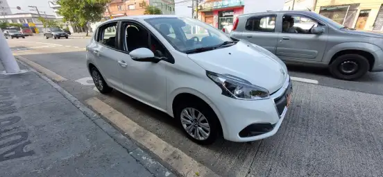PEUGEOT-208-2019